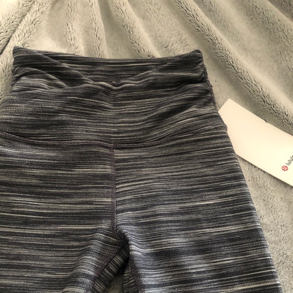 Lululemon Align crop 21’ cross waist - Picture 7 of 8